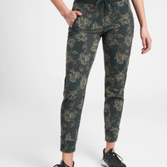 Athleta Pants - Athleta Trekkie North Printed Jogger Olive Floral 6P Petite EUC